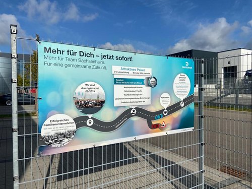 Gefahr! Rotes Auto stört Familienunternehmen. Foto: privat Gefahr! Rotes Auto stört Familienunternehmen. Foto: privat