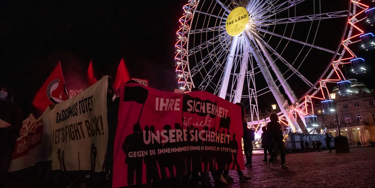 "Ihre Sicherheit ist nicht unsere Sicherheit": Abschluss-Demo vor Riesenrad am Freitagabend.