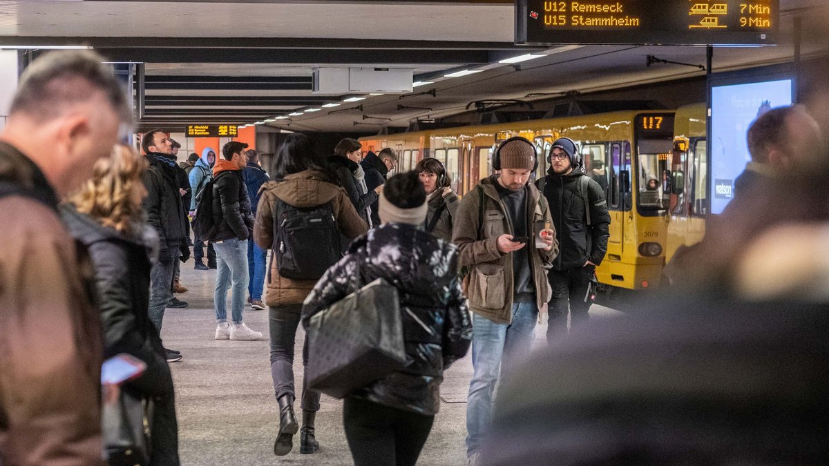 Verkehrsader unter Volllast: morgendliche Rushhour am Stadtbahnhalt Stuttgart-Hauptbahnhof. Foto: Jens Volle
