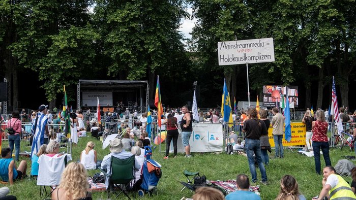 Es sollen auch WaldorfschülerInnen unter dem Protestpublikum sein. Es sollen auch WaldorfschülerInnen unter dem Protestpublikum sein.
