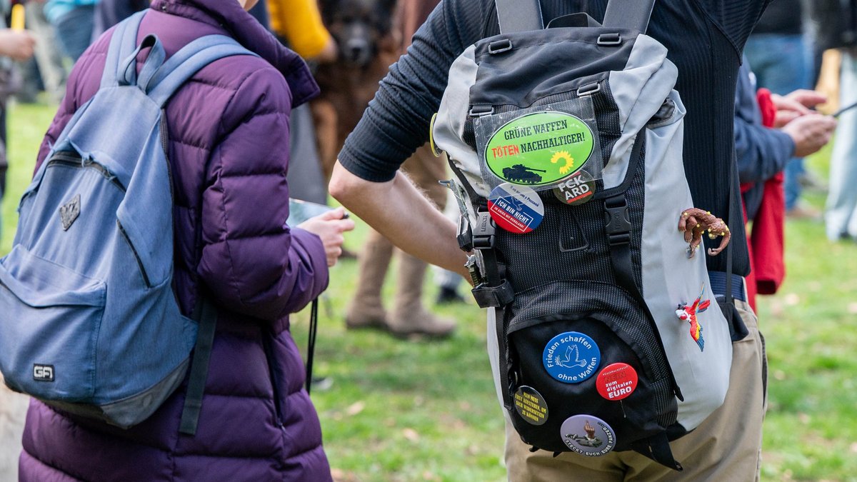 Ein Sammelsurium an Meinungsäußerungen auf einem Rucksack.