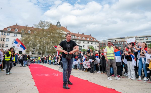 Die Luftpumpe steht symbolisch für den Druck auf die serbische Regierung.