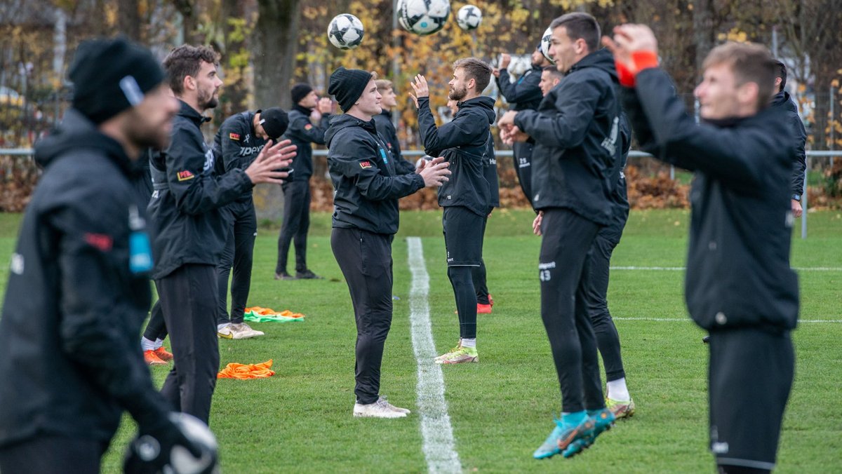 Höchste Konzentration beim Kopfballtraining. Höchste Konzentration beim Kopfballtraining.