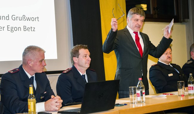 Bürgermeister Egon Betz spricht bei der Feuerwehrversammlung. Foto: Klaus Franke