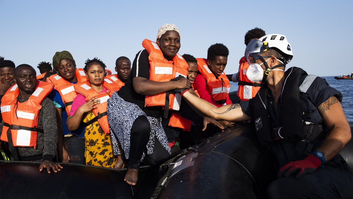 Evakuierung in Schwimmwesten. 