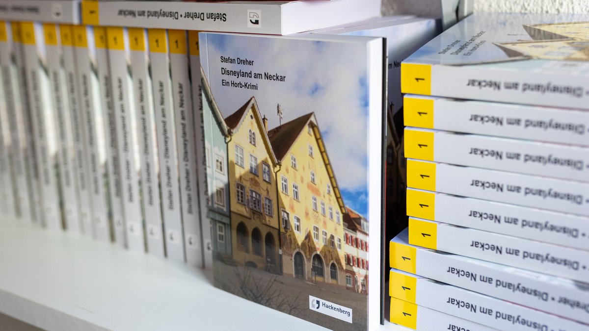 In Stefan Drehers Flur wartet sein erster Horbkrimi auf Bestellungen. Band 2 ist in Vorbereitung.