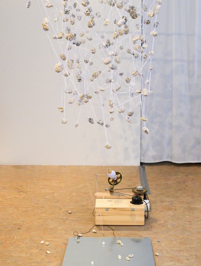 Viviana González-Méndez' Steine, zu einem Netz zusammengehäkelt. Foto: Ulrike Reichart