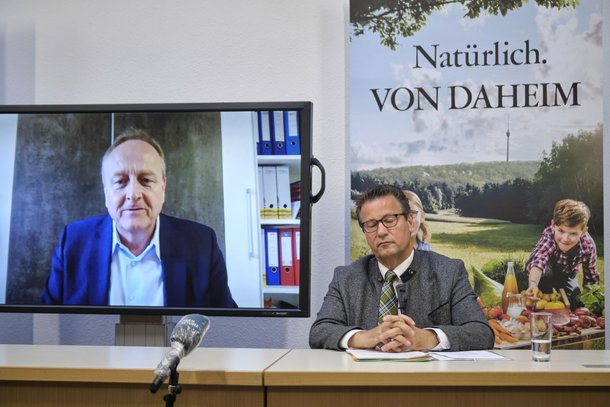 Minister Hauk (rechts) und Multifunktionsbauer Rukwied präsentierten am 22. April die neue Kampagne. Auch das Mikrophon ist Corona-sicher.