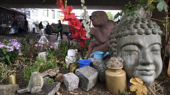 Ort, wo man sich trifft: kleine Installation an der Paulinenbrücke.