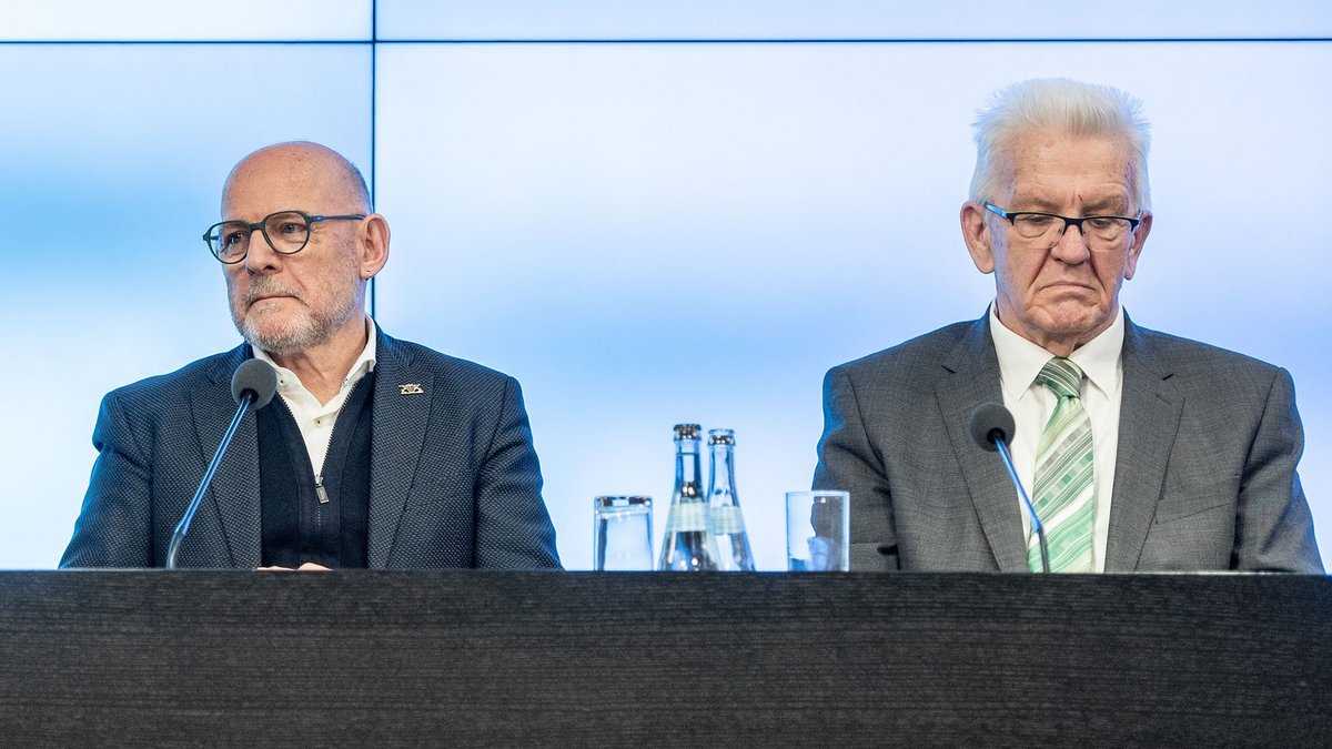 Euphorie sieht anders aus: Baden-Württembergs Verkehrsminister Winfried Hermann und Ministerpräsident Winfried Kretschmann (beide Grüne) auf der Regierungspressekonferenz am 14. März. Foto: Jens Volle