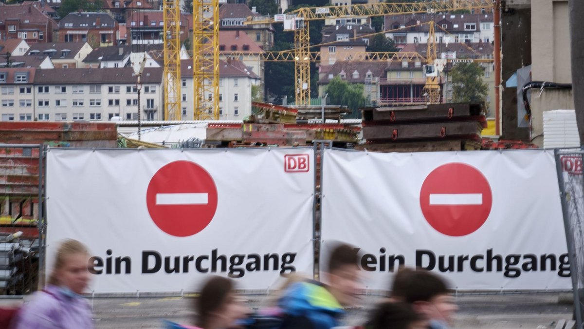 Stuttgart-21-Baustelle – undurchsichtig bleibt, was hinter der Bühne läuft. Fotos: Joachim E. Röttgers