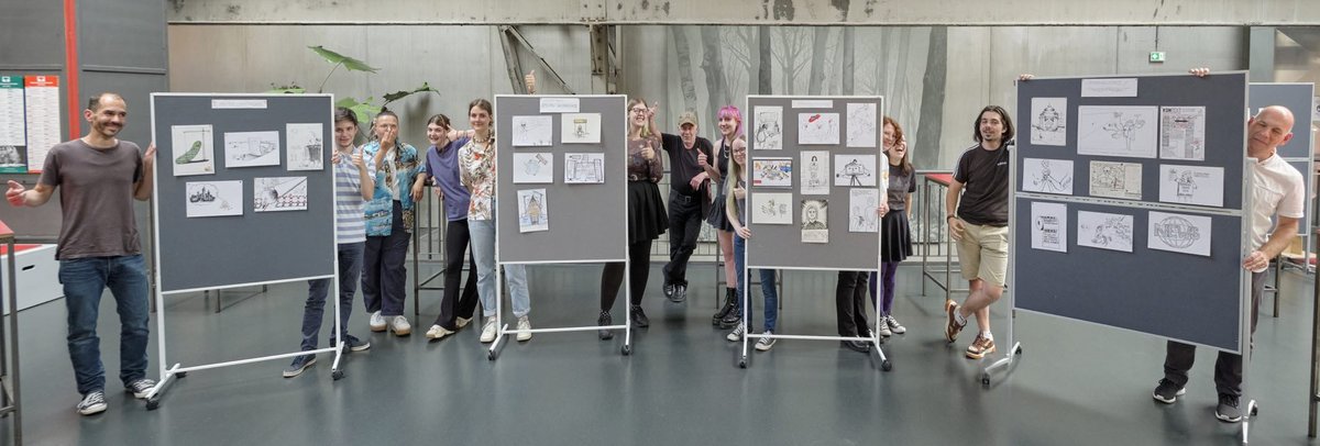 Geschafft! Workshop-Teilnehmer:innen nach erfolgter Ausstellungs-Hängung im Theaterhaus, ganz rechts Illustrations-Prof Davor Bakara, links Kontext-Redakteur Oliver Stenzel.