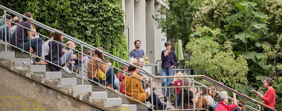 Lesehäppchen und Durstlöscher am Fuße der Lessingstaffel. Lesehäppchen und Durstlöscher am Fuße der Lessingstaffel.