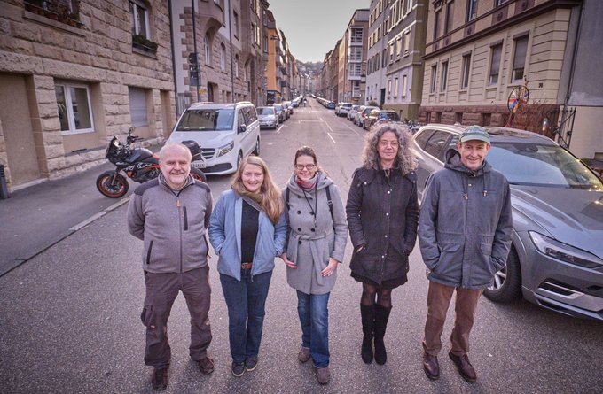 Hanka Griebenow und Ulrich Heck (2. und 1. von links) mit ihren Mitstreiter:innen von der Quartierswerkstatt Augustenstraße. Foto: Joachim E. Röttgers