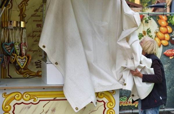 Die Lebkuchenfrau packt gerade erst aus.