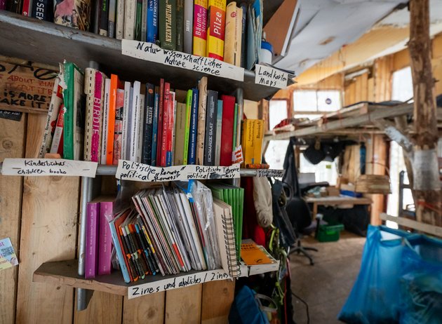 Alltag im Wald – auch Bücher gehören dazu.