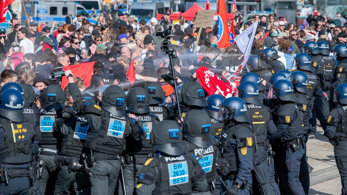 Ruppiges Vorgehen gegen Linke am Marienplatz. Fotos: Jens Volle