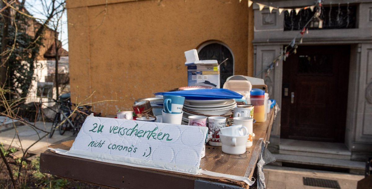 Ohne Sozialkontakt und trotzdem herzerwärmend. Gesehen auf dem Tübinger Schlossberg. Foto: Jens Volle