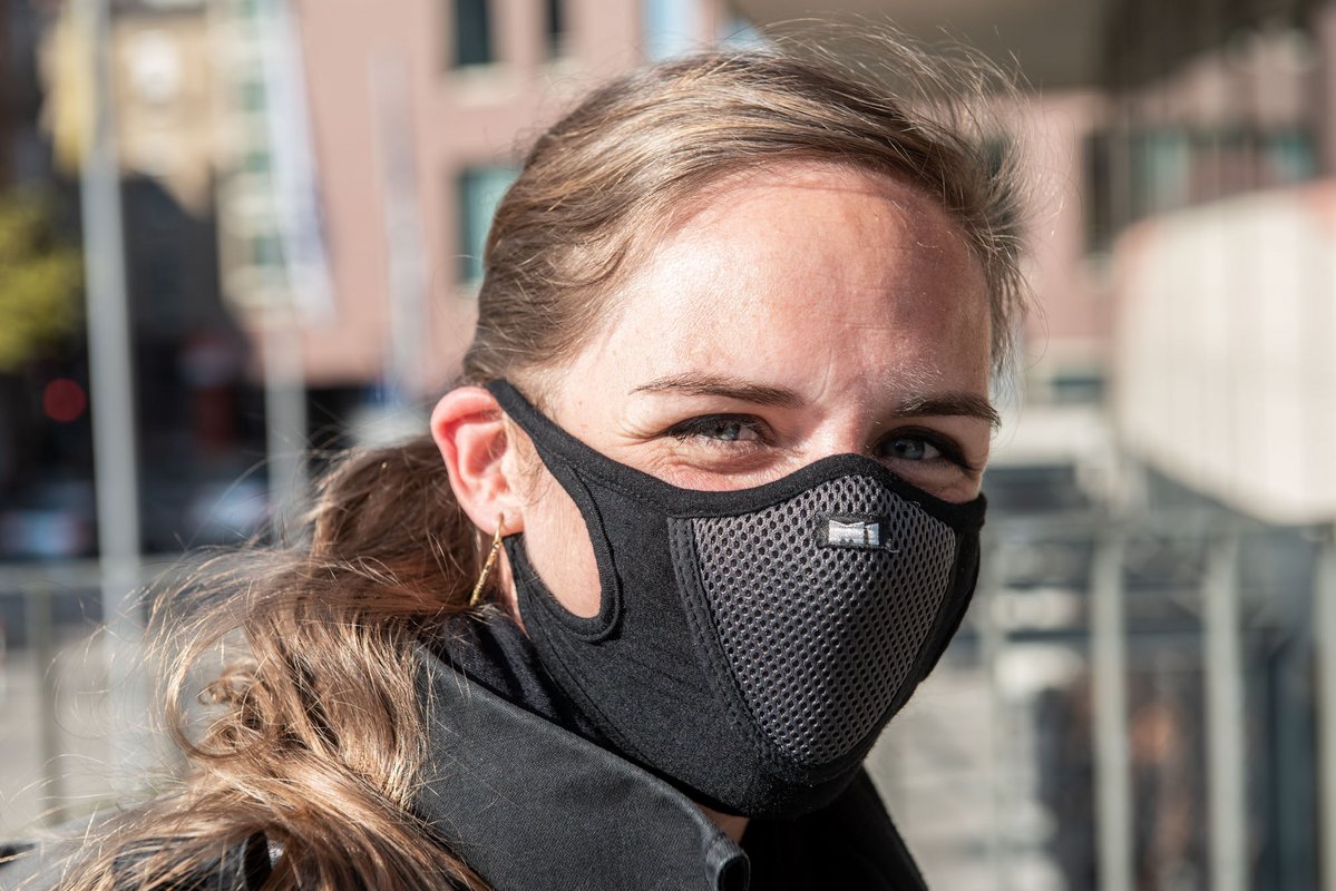 Diese Maske ist ein Souvenir aus Kathmandu, wo sie zum Schutz gegen schmutzige Luft erworben wurde. In Stuttgart auch ohne Pandemien praktisch.