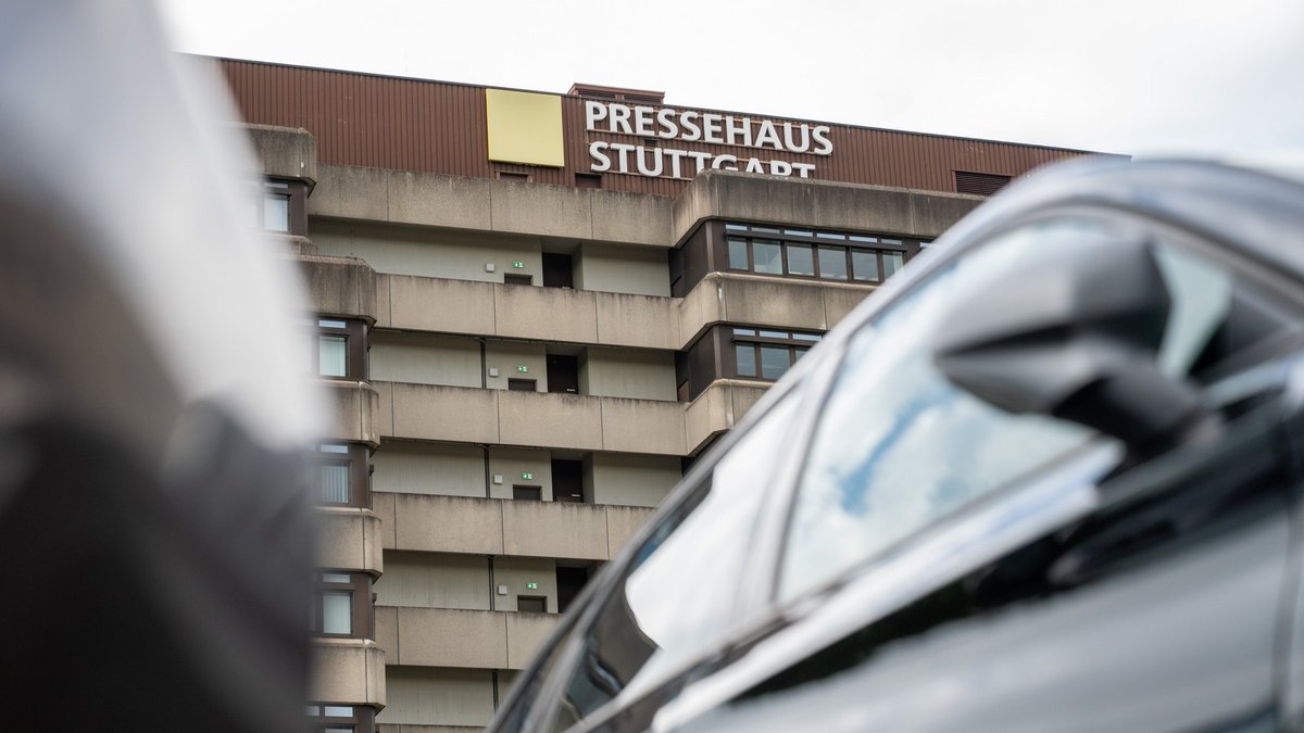 Der Glanz der neuen Autos wird nicht reichen, das Stuttgarter Pressehaus braucht mehr. Foto: Jens Volle