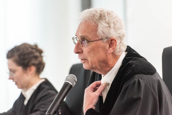 40 Minuten lang hat der Vorsitzende Richter Wolfgang Kern das Urteil begründet: "In aller Kürze sage ich jetzt nicht."