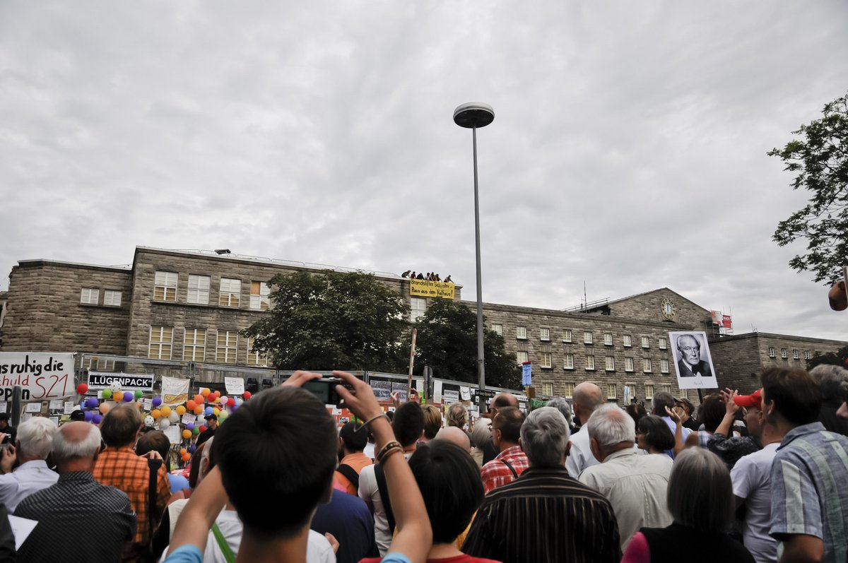 Bei der Demonstration am Abend bekommen die sieben BesetzerInnen des Nordflügels besonders großen Applaus…