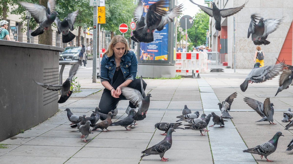 Anna-Vanadis Faix lockt die Tauben an, um nach Krankheiten und Verletzungen Ausschau zu halten.