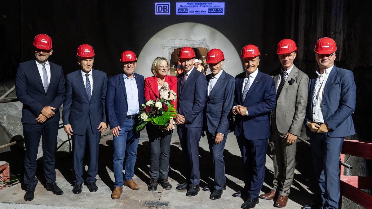 Zum letzten Tunneldurchstich für S 21 trumpfte die Deutsche Bahn mit elf Grußworten auf. Fotos: Jens Volle