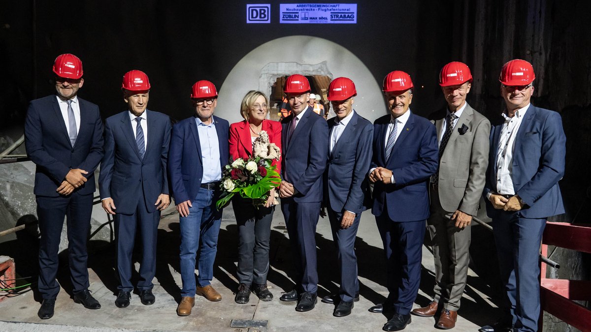 Zum letzten Tunneldurchstich für S 21 trumpfte die Deutsche Bahn mit elf Grußworten auf. Fotos: Jens Volle