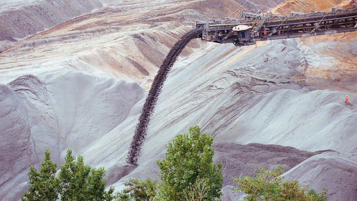 Was nicht Braunkohle ist, also rund 85 Prozent des Terrains, häuft der Absetzer zu gigantischen Abraumhalden an. Juni 2022.