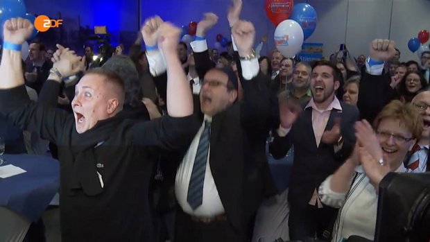 Das "heute-journal" zeigt wild feiernde AfDler in Magdeburg. Screenshot: ZDF-Mediathek, Szene aus dem "heute-journal" vom 13.03.2016