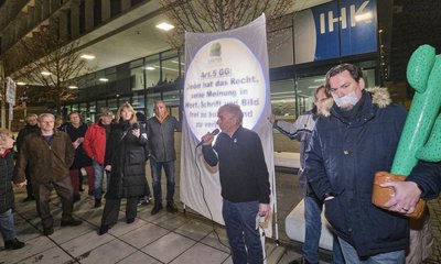 Kaktus-Mitglied Peter Schweizer (rechts) schweigt notgedrungen. Foto: Joachim E. Röttgers Kaktus-Mitglied Peter Schweizer (rechts) schweigt notgedrungen. Foto: Joachim E. Röttgers