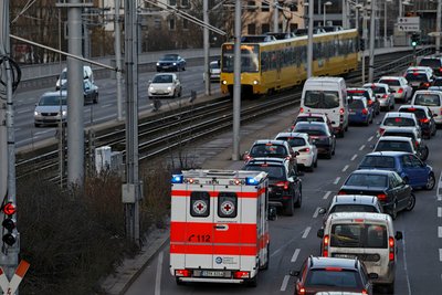 Wenn nicht einmal Blaulicht hilft, müssen andere Mittel her. Foto: Joachim E. Röttgers