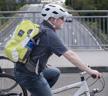 Radelt über die Autobahn: Verkehrsminister Winfried Hermann. Foto: Joachim E. Röttgers