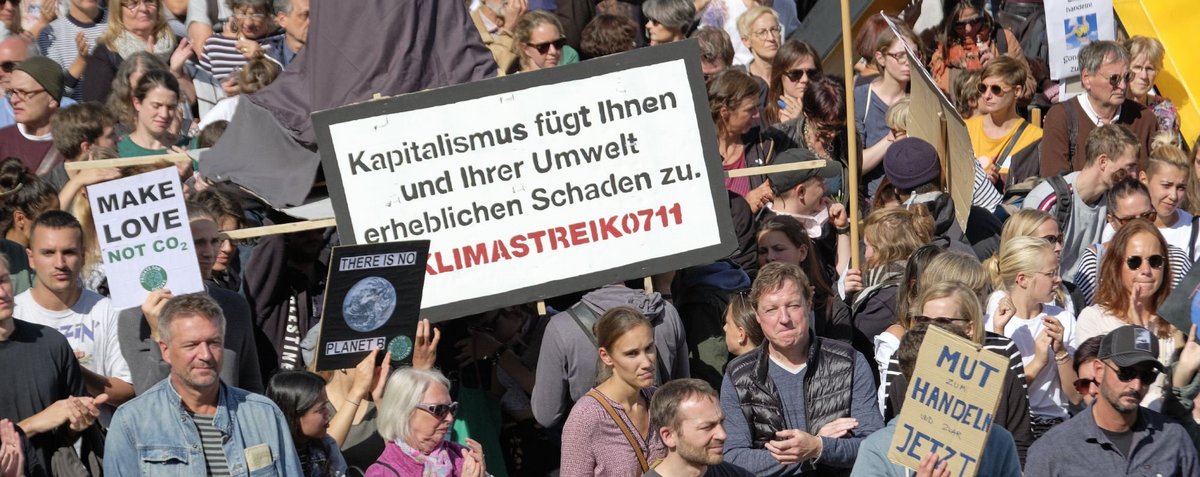 Angesichts der eskalierenden Klimakrise fragt sich, wie sehr die globale Verwertungsmaschine überhaupt wieder hochgefahren werden sollte. 