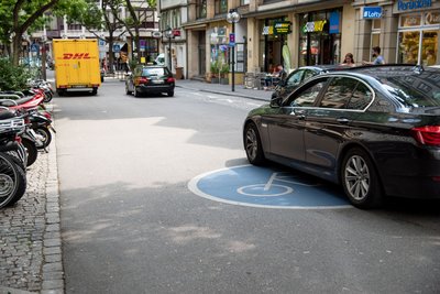 In der Eberhardstraße – eine Fahrradstraße – sind vor allem Autos auf Parkplatzsuche unterwegs.