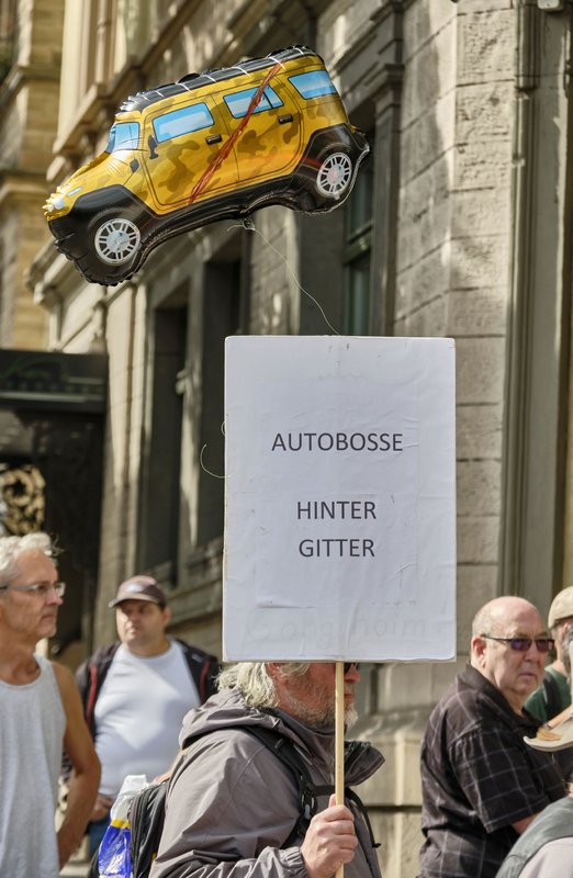 Auch dieser Herr hält offenkundig nicht allzu viel von der Automobilindustrie, ihren Vorsitzenden und der Luftnummer SUV. 