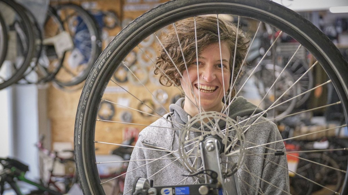 Hilft gern: Franzi im Freiburger Fahrradladen Die Radgeber.