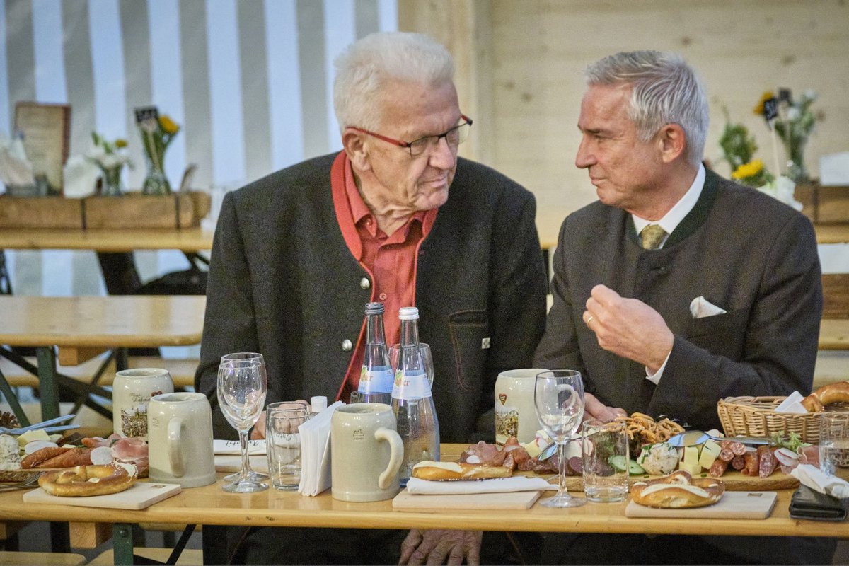 Innenminister Thomas Strobl (rechts) weicht Kretschmann nicht von der Seite. Auch die Janker passen zusammen.