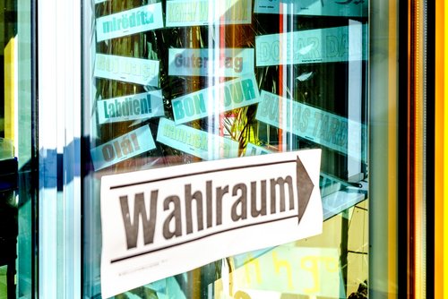 Weniger Wahllokale zur OB-Wahl in Stuttgart? Parteienforscher Eith sieht das kritisch. Weniger Wahllokale zur OB-Wahl in Stuttgart? Parteienforscher Eith sieht das kritisch.