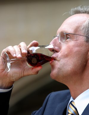 Wolfgang Schuster als OB bei der Eröffnung des Stuttgarter Weindorfs 2004. Foto: Joachim E. Röttgers