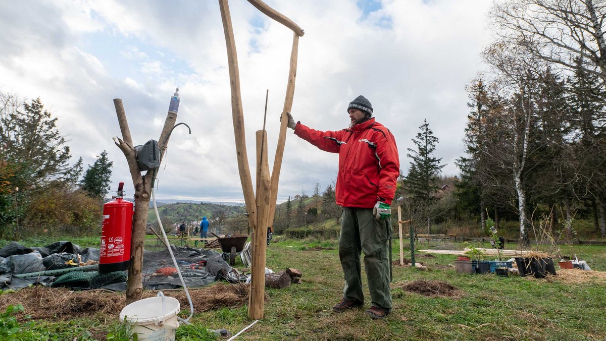 Martin Wunderlich schaut, dass die Stütze einigermaßen gerade steht.