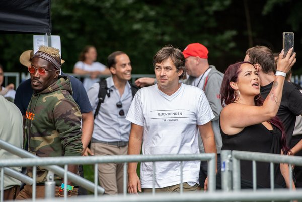 Michael Ballweg hofft weiterhin auf viele Menschen bei seinen Demos, die ihm Geld schenken. Hier im Juli vorigen Jahres im Schlossgarten. Foto: Jens Volle Michael Ballweg hofft weiterhin auf viele Menschen bei seinen Demos, die ihm Geld schenken. Hier im Juli vorigen Jahres im Schlossgarten. Foto: Jens Volle