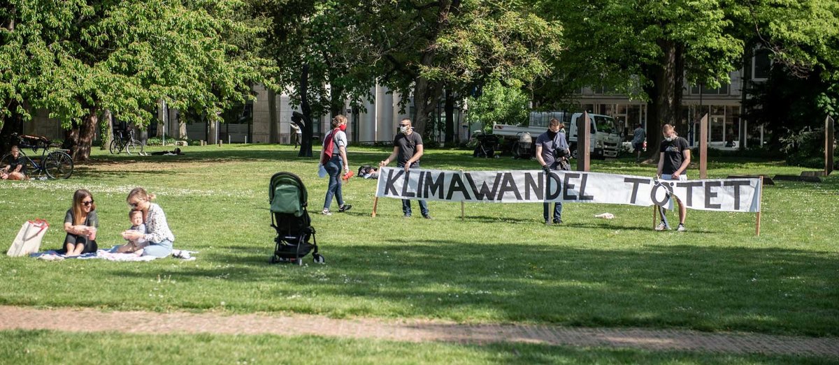 In der Krise auf die nächste hinweisen: Protest in pandemischen Zeiten, unter entsprechenden Vorkehrungen, am 24. April in Stuttgart. Foto: Jens Volle