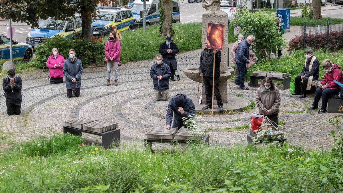 Embryo in Flammen: Christliche Abtreibungsgegner:innen demonstrieren vor einer Klinik in Stuttgart, 2021. Fotos: Jens Volle