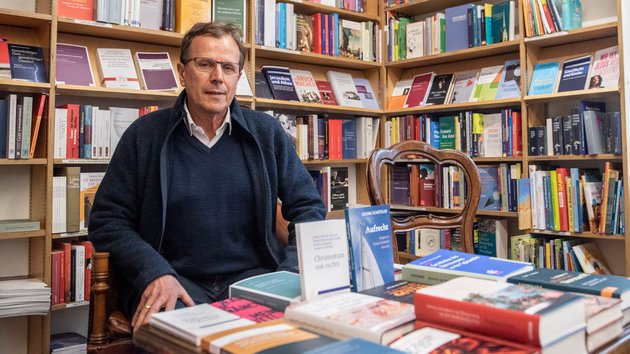 Genossenschaftler Gerhard Ziener thront, wo einst Ernst Bloch saß. Jedenfalls fast.