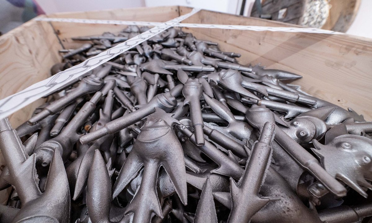 Mit einer gemalten Herzkette gesichert: Zaunspitzen ...