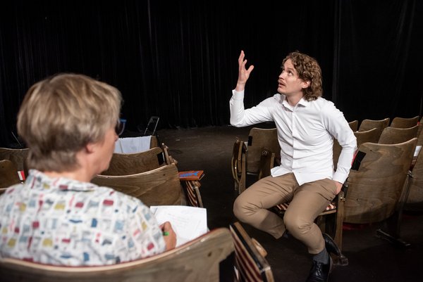 "Und was passiert im Streaming? Klicke ich weiter, klicke ich weg, klick mich mal rein – das ist ja nicht mehr das, was Theater ausmacht", sagt Falser. Hier mit Kontext-Autorin Gesa von Leesen. 