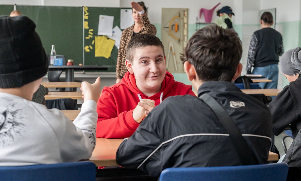 Artur und seine Gruppe haben mit mehreren Personen über Diskriminierung gesprochen. Im Hintergrund Klassenlehrerin Jennifer Kurrle.