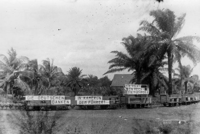 Bananenwagen für den Transport deutscher Siedler in Kamerun zum Wahllokal anlässlich der Volksabstimmung zum Anschluss Österreichs an das Deutsche Reich 1938. Foto: Wikimedia Commons